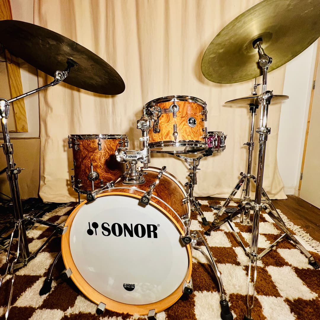 Vintage tight sounds illutration